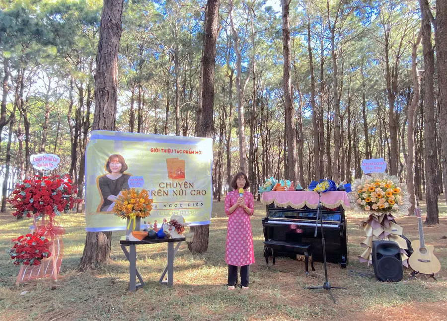 Tác giả Tạ Ngọc Điệp chia sẻ về thông điệp bản thân muốn truyền tải qua nội dung sách và không gian tổ chức lễ ra mắt sách. Ảnh: Mộc Trà