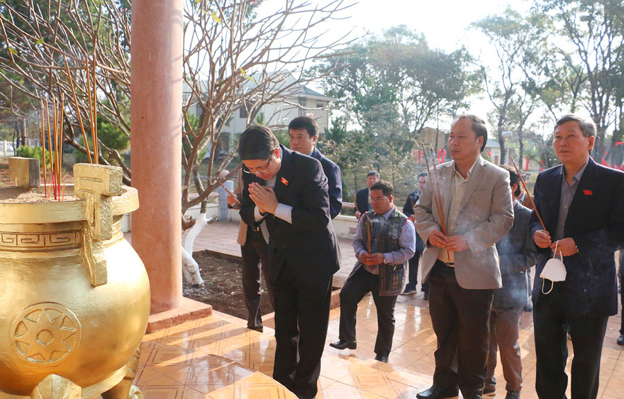 Phó Chủ tịch Quốc hội Nguyễn Đức Hải cùng đoàn công tác đã đến dâng hương tại Nhà bia tưởng niệm xã Gào. Ảnh: Quang Tấn