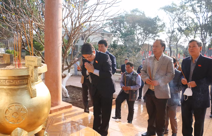 Phó Chủ tịch Quốc hội Nguyễn Đức Hải cùng đoàn công tác đã đến dâng hương tại Nhà bia tưởng niệm xã Gào. Ảnh: Quang Tấn