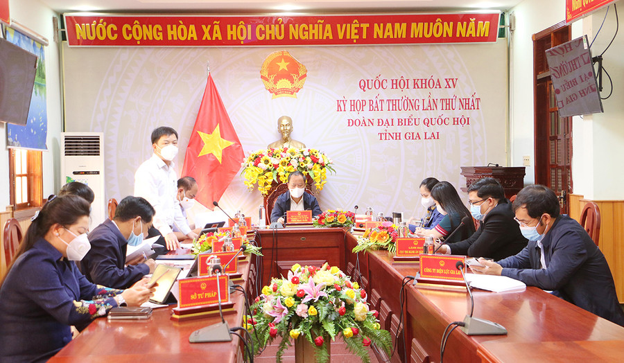 Quang cảnh phiên thảo luận tổ của Đoàn đại biểu Quốc hội tỉnh vào sáng 6-1. Ảnh: Quang Tấn