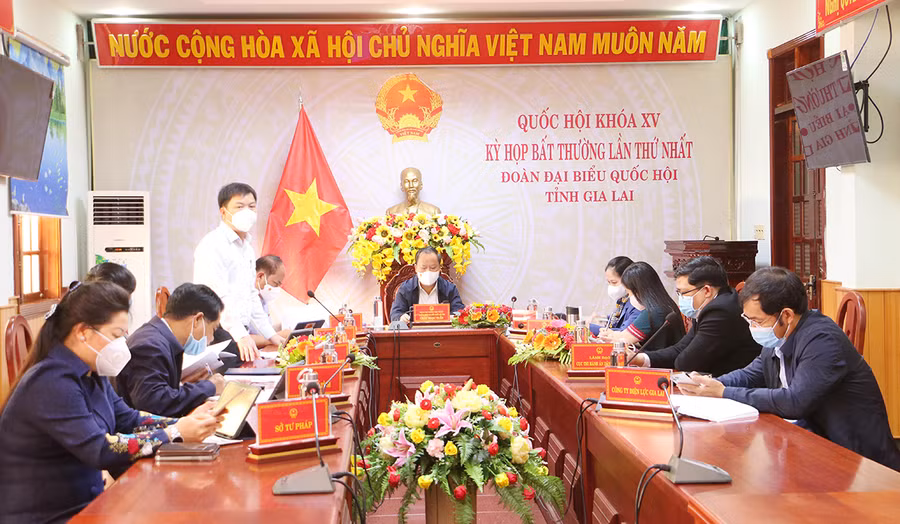 Quang cảnh phiên thảo luận tổ của Đoàn đại biểu Quốc hội tỉnh vào sáng 6-1. Ảnh: Quang Tấn