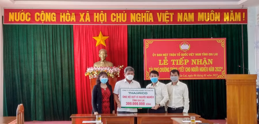 Ủy ban MTTQ Việt Nam tỉnh tiếp nhận kinh phí ủng hộ chương trình “Tết cho người nghèo năm 2022” từ Công ty cổ phần nông nghiệp Trường Hải. Ảnh: Lê Đại