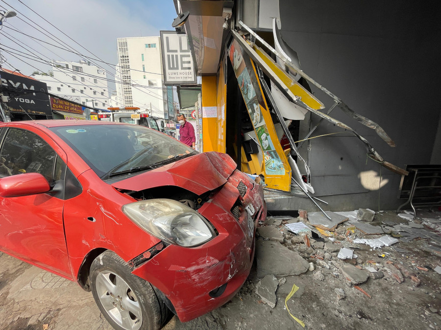 Vụ tai nạn khiến ô tô hư hỏng. Ảnh: T.K. Vụ tai nạn khiến ô tô hư hỏng. Ảnh: T.K.