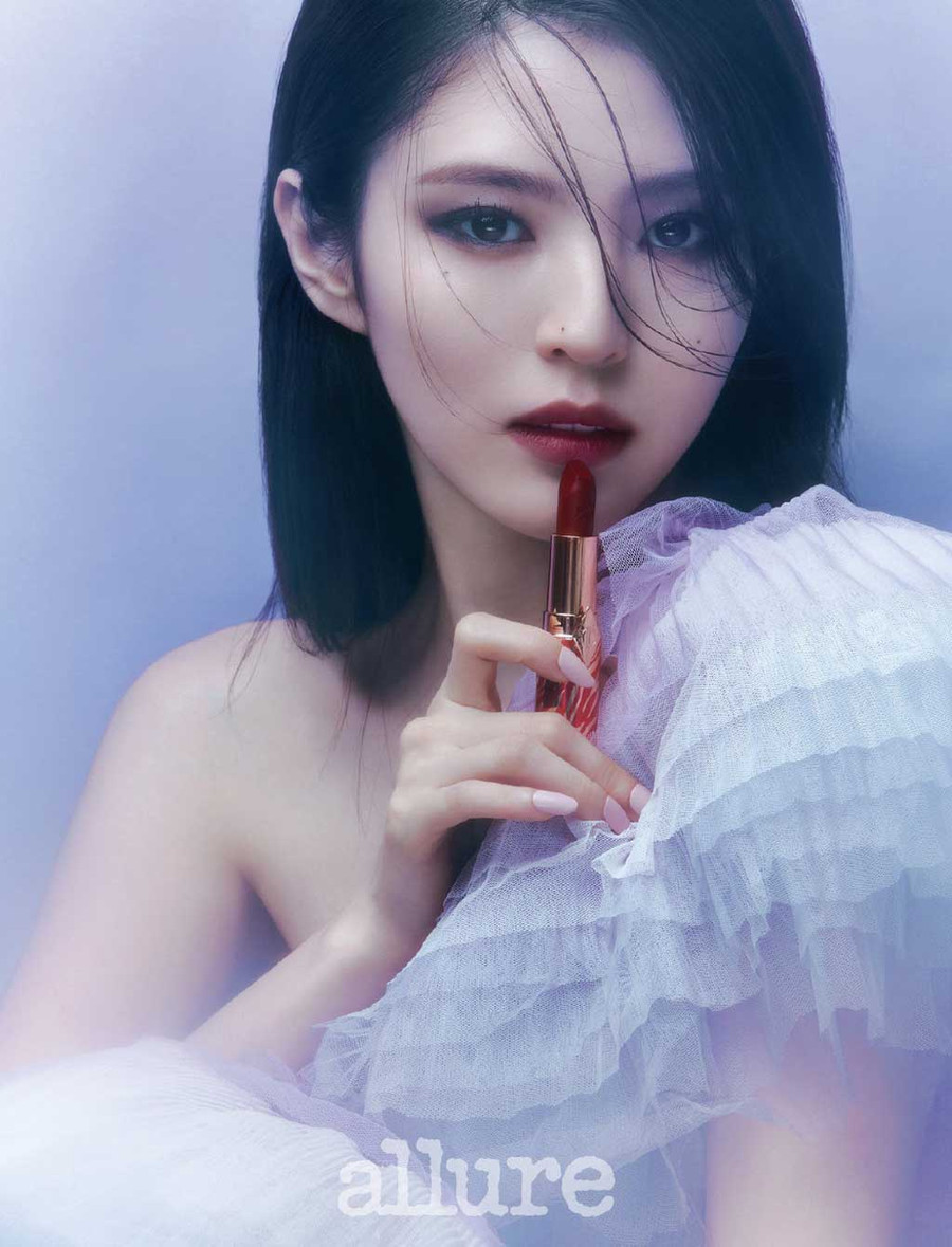 Han So Hee vốn nổi tiếng với thần thái cuốn hút và bí ẩn. Ảnh: ALLURE KOREA