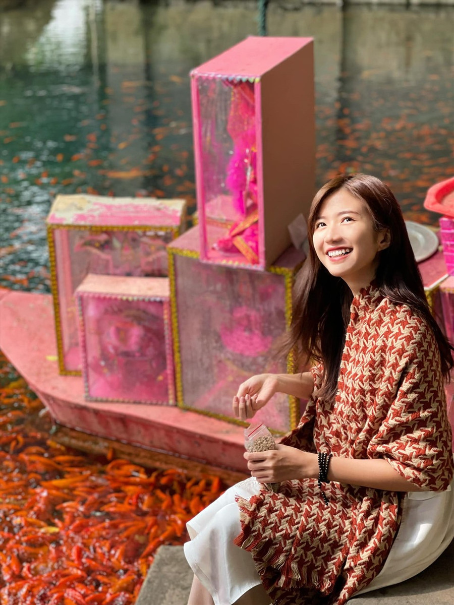 Là gương mặt diễn viên mới, lần đầu tiên tham gia một dự án phim dài hơi và quy tụ dàn tên tuổi đình đám như: NSƯT Thanh Quý, Lan Phương, Huyền Lizzie, Doãn Quốc Đam..., Ngọc Huyền không giấu được áp lực và căng thẳng. Ảnh: NVCC