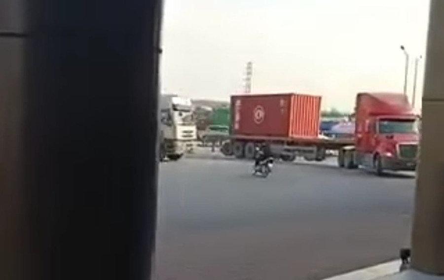  Đối tượng cướp ngân hàng lên xe máy bỏ chạy được người dân ghi lại.