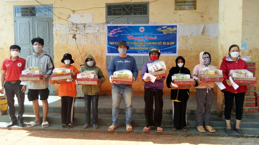 Tặng quà cho người nghèo, dân khó khăn xã Kon Thụp, huyện Mang Yang. Ảnh: Hồng Ngọc