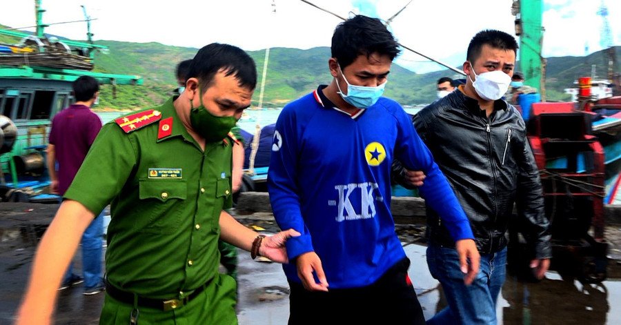 Nghi phạm Trần Văn Tài được dẫn giải vào bờ. Ảnh: Trị Bình