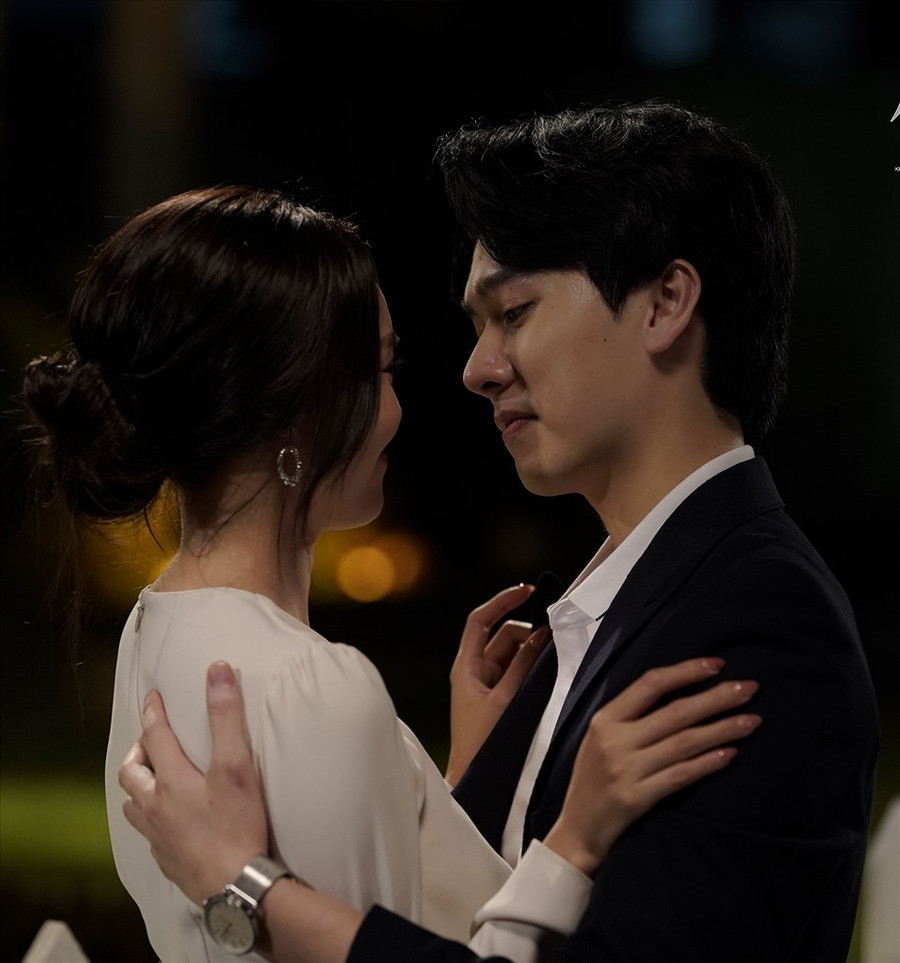 Ở tuổi 30, nàng “ngọc nữ màn ảnh” sở hữu cuộc sống mà bất kỳ cô gái nào cũng mong muốn: nhan sắc chín muồi, sự nghiệp thành công, tình yêu trọn vẹn. Dường như cuộc sống quá viên mãn với Ninh Dương Lan Ngọc khi bước tới cột mốc “đầu băm”. Ở tuổi 30, nàng “ngọc nữ màn ảnh” sở hữu cuộc sống mà bất kỳ cô gái nào cũng mong muốn: nhan sắc chín muồi, sự nghiệp thành công, tình yêu trọn vẹn. Dường như cuộc sống quá viên mãn với Ninh Dương Lan Ngọc khi bước tới cột mốc “đầu băm”.