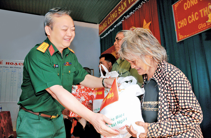 Tư lệnh Binh đoàn 15 Hoàng Văn Sỹ tặng gạo cho đồng bào dân tộc thiểu số trên địa bàn mùa giáp hạt (ảnh chụp trước tháng 4-2021). Ảnh: Vĩnh Hoàng Tư lệnh Binh đoàn 15 Hoàng Văn Sỹ tặng gạo cho đồng bào dân tộc thiểu số trên địa bàn mùa giáp hạt (ảnh chụp trước tháng 4-2021). Ảnh: Vĩnh Hoàng