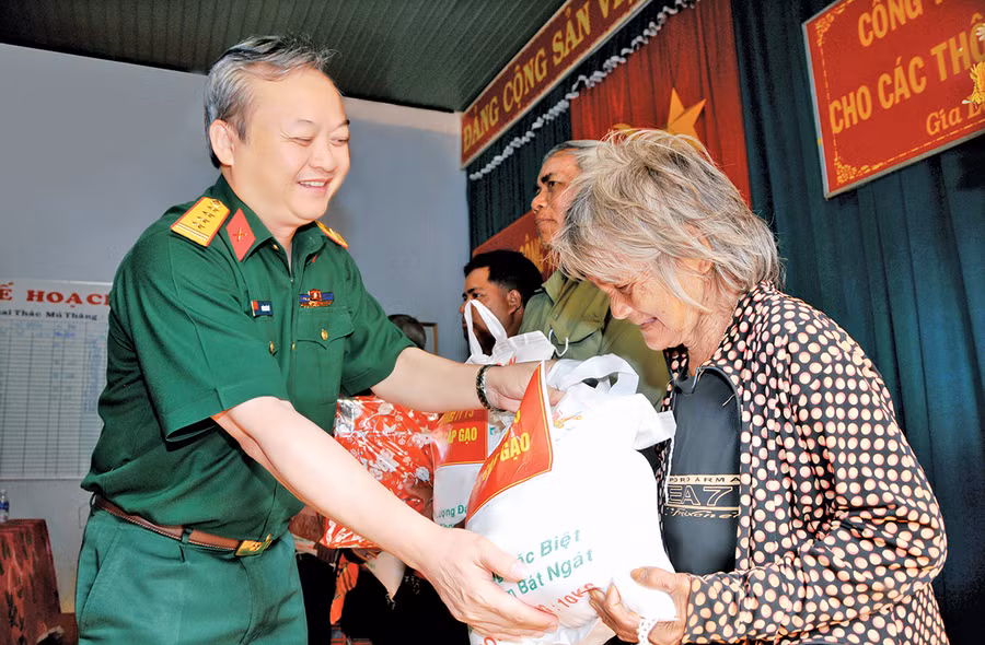 Tư lệnh Binh đoàn 15 Hoàng Văn Sỹ tặng gạo cho đồng bào dân tộc thiểu số trên địa bàn mùa giáp hạt (ảnh chụp trước tháng 4-2021). Ảnh: Vĩnh Hoàng