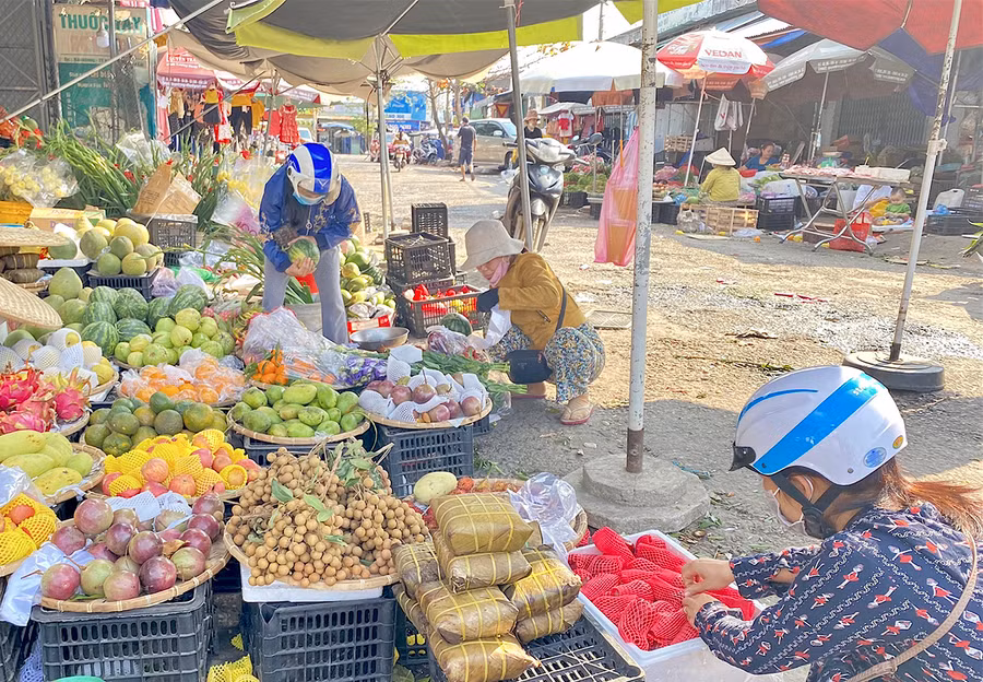 Phiên chợ chiều cuối năm ở phố huyện Kông Chro đã trở nên vắng vẻ hơn. Ảnh: Mộc Trà