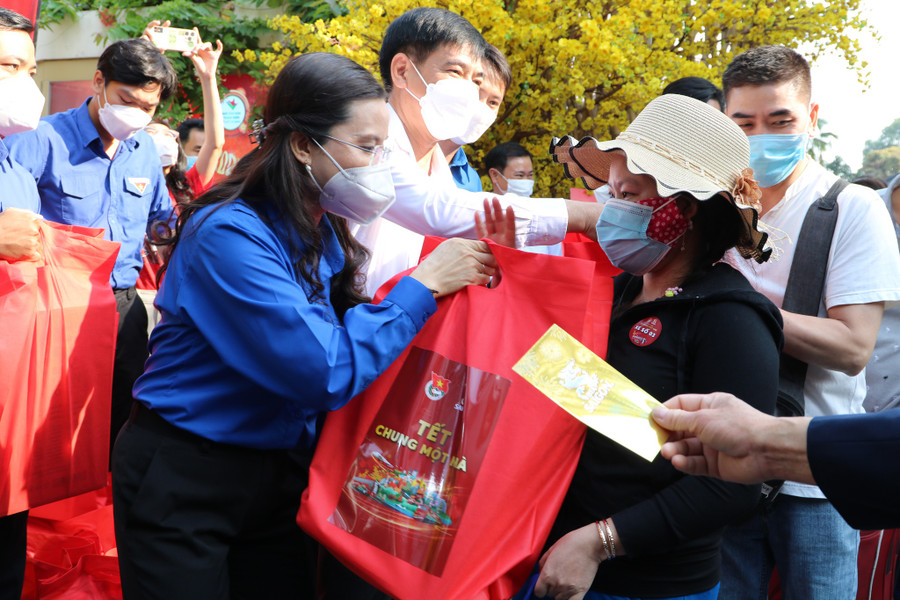 Bí thư T.Ư Đoàn, Chủ tịch Hội đồng Đội T.Ư Nguyễn Phạm Duy Trang tặng quà tết và lì xì cho thanh niên công nhân khó khăn về quê ăn tết. Ảnh: Lê Thanh