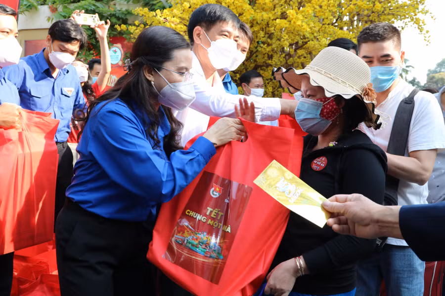 Bí thư T.Ư Đoàn, Chủ tịch Hội đồng Đội T.Ư Nguyễn Phạm Duy Trang tặng quà tết và lì xì cho thanh niên công nhân khó khăn về quê ăn tết. Ảnh: Lê Thanh
