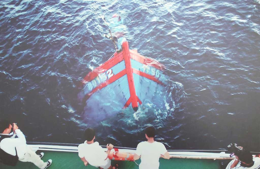 Các phóng viên ghi lại hình ảnh về vụ việc tàu cá ĐNa 90152 bị tàu vỏ sắt số hiệu 11202 của Trung Quốc đâm chìm trên vùng biển Hoàng Sa. Ảnh: UBND H.Hoàng Sa