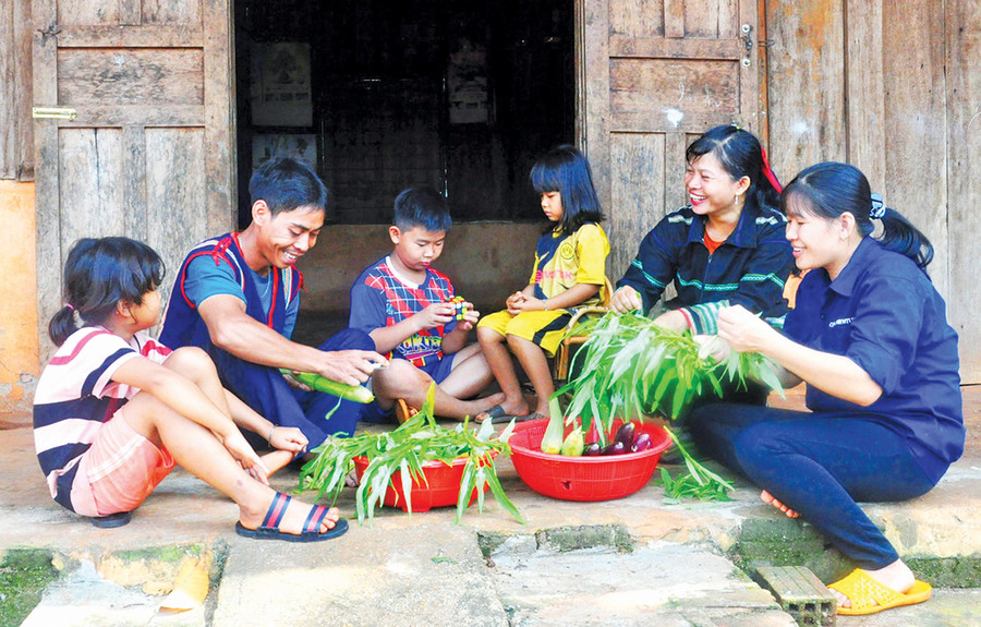 Mô hình “Gắn kết hộ” giữa hộ công nhân người Kinh và đồng bào dân tộc thiểu số được nhân rộng toàn Binh đoàn và đem lại hiệu quả cao trong công tác dân vận tại địa phương. Ảnh: Vĩnh Hoàng Mô hình “Gắn kết hộ” giữa hộ công nhân người Kinh và người đồng bào dân tộc thiểu số được nhân rộng toàn Binh đoàn và đem lại hiệu quả cao trong công tác dân vận tại địa phương. Ảnh: Vĩnh Hoàng