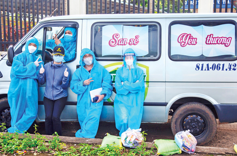 MC Nguyễn Hoàng Nam (thứ 2 từ phải qua) trong một chuyến thiện nguyện “San sẻ yêu thương”. Ảnh: Hoàng Ngọc MC Nguyễn Hoàng Nam (thứ 2 từ phải qua) trong một chuyến thiện nguyện “San sẻ yêu thương”. Ảnh: Hoàng Ngọc