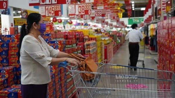 Người dân mua sắm Tết tại siêu thị. Ảnh: Bạch Cúc.