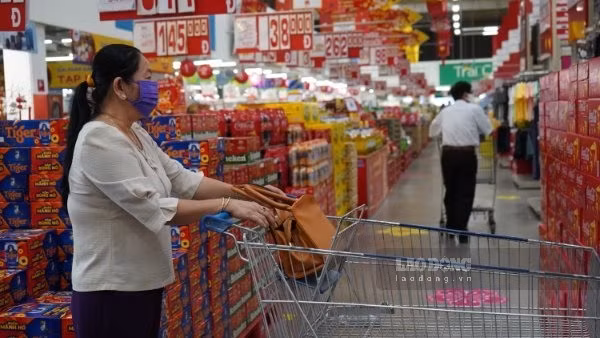 Người dân mua sắm Tết tại siêu thị. Ảnh: Bạch Cúc.