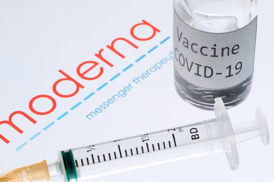 Sau Pfizer, Moderna cũng thông báo đang phát triển một loại vaccine tăng cường đặc hiệu cho biến thể Omicron. Ảnh: AFP
