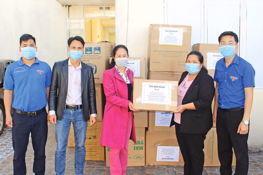 Tỉnh Đoàn trao tặng trang-thiết bị y tế phòng-chống dịch Covid-19 cho Sở Y tế. Ảnh: Minh Nhật Tỉnh Đoàn trao tặng trang-thiết bị y tế phòng-chống dịch Covid-19 cho Sở Y tế. Ảnh: Minh Nhật