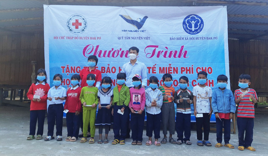 Đại diện Hội Chữ thập đỏ và Bảo hiểm xã hội huyện Đak Pơ tặng thẻ bảo hiểm cho học sinh xã Hà Tam. Ảnh: Tuyết Mai Đại diện Hội Chữ thập đỏ huyện Đak Pơ, Bảo hiểm xã hội huyện Đak Pơ tặng thẻ bảo hiểm cho các em học sinh xã Hà Tam. Ảnh: Tuyết Mai