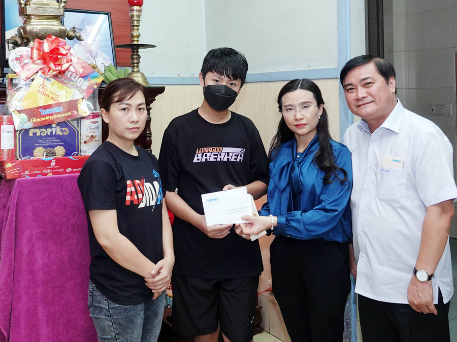 Bí thư T.Ư Đoàn Nguyễn Phạm Duy Trang và Tổng biên tập Báo Thanh Niên Nguyễn Ngọc Toàn viếng thăm, chúc tết gia đình anh Diệp Đức Minh