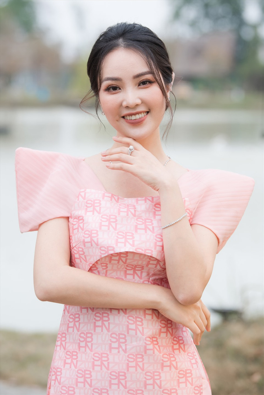  Những ngày cuối năm, dù công việc bận rộn nhưng mỗi lần xuất hiện cô đều mang dáng vẻ tươi tắn và tràn đầy năng lượng. Ảnh: NVCC. 