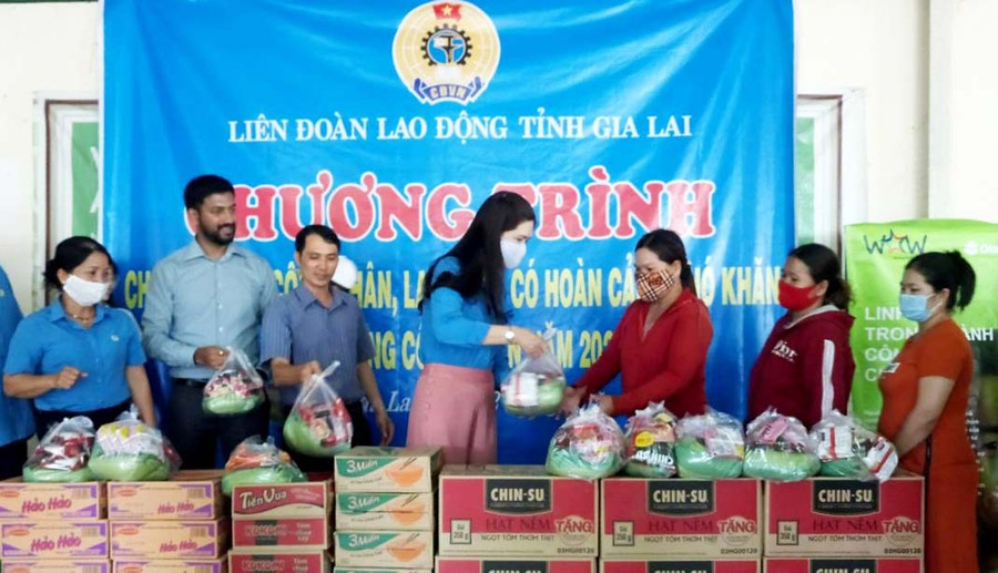 Liên đoàn Lao động tỉnh Gia Lai trực tiếp hỗ trợ các nhu yếu phẩm cho đoàn viên, người lao động. Ảnh: Đinh Yến Liên đoàn Lao động tỉnh Gia Lai trực tiếp hỗ trợ các nhu yếu phẩm cho đoàn viên, người lao động. Ảnh: Đinh Yến