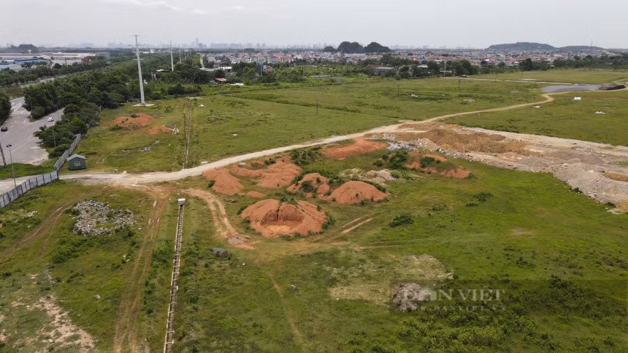  Một dự án bất động sản ở huyện Quốc Oai (TP. Hà Nội) bỏ hoang nhiều năm qua. Ảnh: Trần Kháng