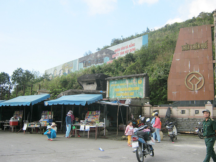 Hàng quán tại di tích Hải Vân Quan cần được sắp xếp lại.