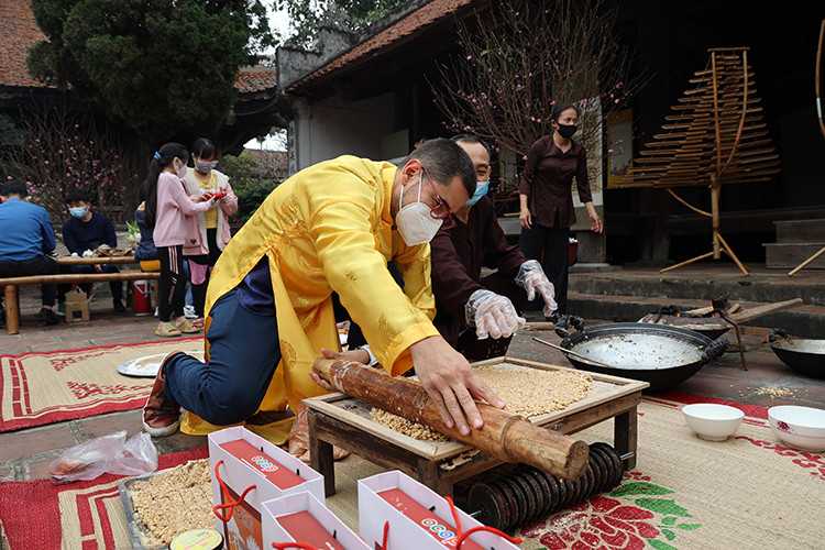  Những đặc sản Đường Lâm như kẹo lạc, bánh tẻ, bánh chưng... được giới thiệu tới các bạn bè quốc tế.