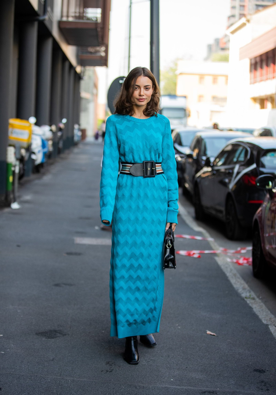 Với một chiếc thắt lưng vải dù phối da bản to thì chiếc đầm quen thuộc hằng ngày của bạn sẽ được 