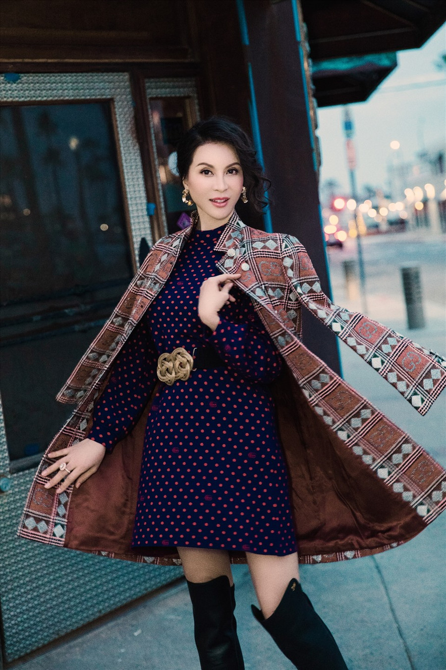 Tại bờ biển Huntington của bang California, diễn viên “Tình khúc Bạch dương” chọn trang phục thanh lịch, theo phong cách nữ doanh nhân.