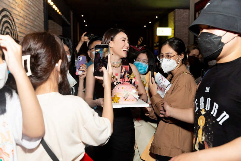 Lan Ngọc được người hâm mộ vây quanh và tặng quà trên thảm đỏ. Ảnh: LIGHT ON