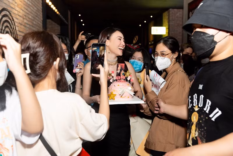 Lan Ngọc được người hâm mộ vây quanh và tặng quà trên thảm đỏ. Ảnh: LIGHT ON