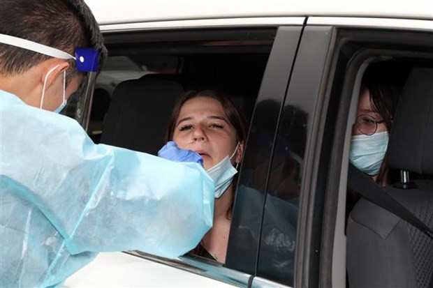 Nhân viên y tế lấy mẫu xét nghiệm COVID-19 cho người dân tại Sydney, Australia. (Ảnh: AFP/TTXVN) Nhân viên y tế lấy mẫu xét nghiệm COVID-19 cho người dân tại Sydney, Australia. (Ảnh: AFP/TTXVN)