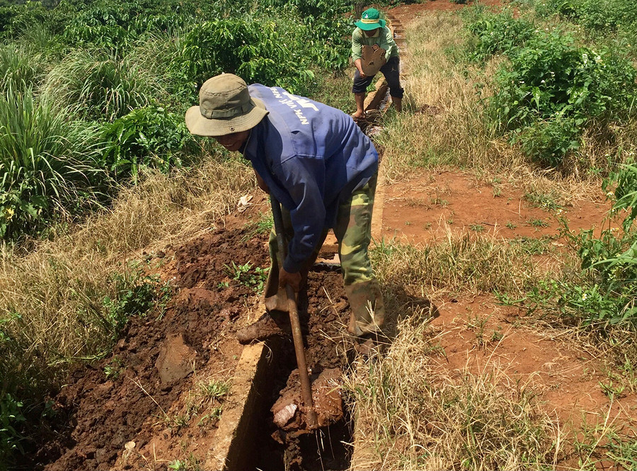 Người dân xã Ia Băng nạo vét kênh mương thủy lợi Ia Khôn. Ảnh: Lê Nam Người dân xã Ia Băng nạo vét kênh mương thủy lợi Ia Khôn. Ảnh: Lê Nam