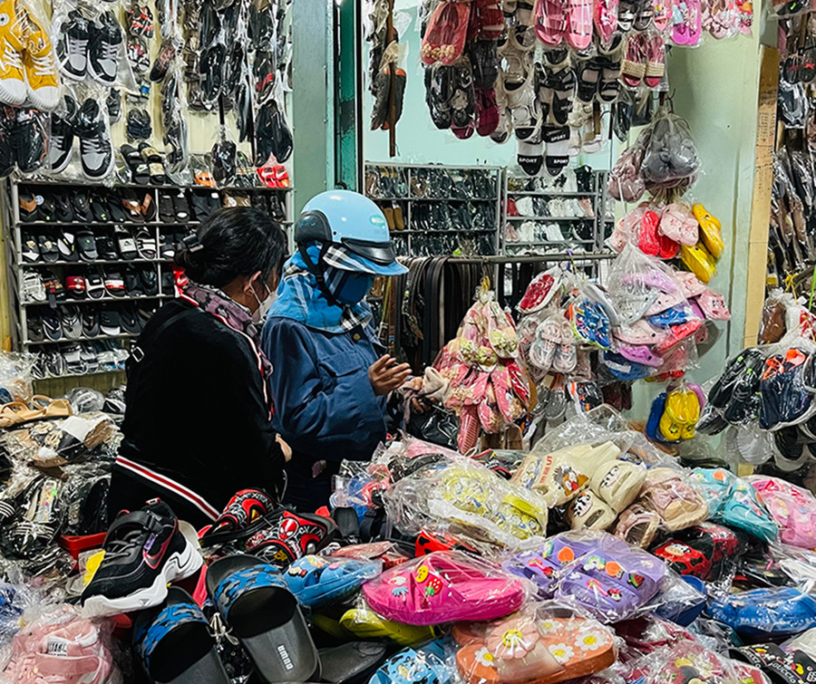 Hộ kinh doanh chấp hành nghiêm các biện pháp phòng-chống dịch. Ảnh: Vũ Thảo Để đảm bảo an toàn trong mua bán, các hộ kinh doanh đã tăng cường các biện pháp phòng-chống dịch. Ảnh: Vũ Thảo