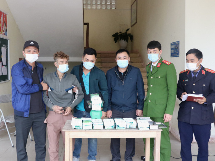  Phạm Văn Tặng cùng tang vật vụ án (Ảnh Công an Hà Tĩnh)