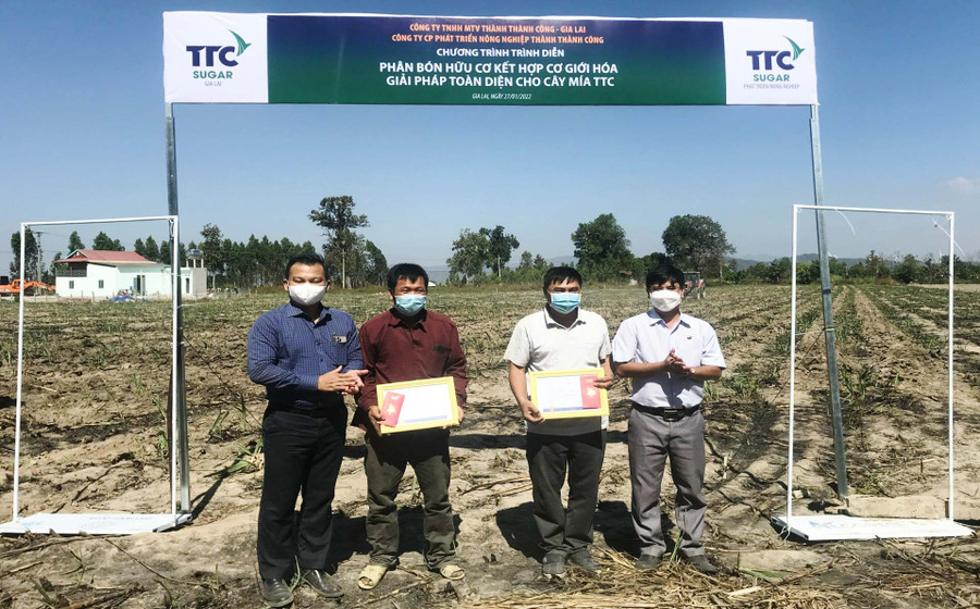 Trao thưởng 2 nông dân trồng mía có nhiều sáng kiến kỹ thuật máy móc bón phân cho cây mía. Ảnh: Nguyễn Diệp