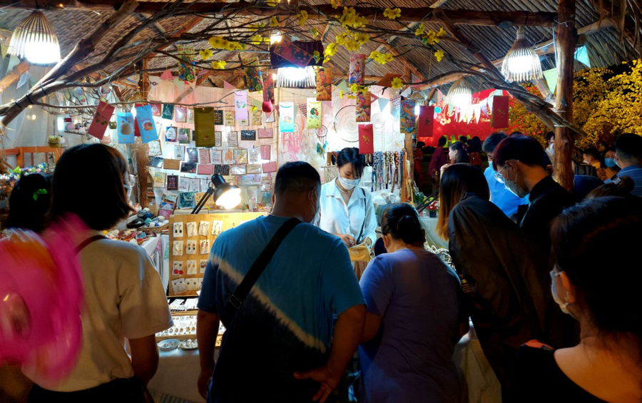 ...đến tận đêm khuya. Ảnh: Nữ Vương ...đến tận đêm khuya. Ảnh: Nữ Vương