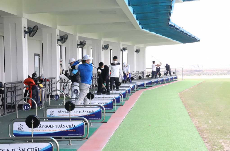Du khách trải nghiệm du lịch Quản Ninh và tham gia hoạt động đánh Golf tại sân Golf Tuần Châu trên cơ sở đảm bảo nghiêm các biện pháp phòng dịch. Ảnh: CTT Quảng Ninh