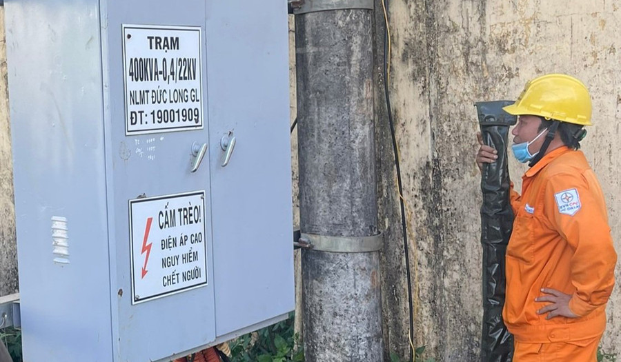 Điện lực TP. Pleiku phối hợp xử lý vụ cắt trộm cáp lực hạ áp ở Công ty cổ phần Tập đoàn Anpha Seven (ảnh đơn vị cung cấp). Điện lực TP. Pleiku phối hợp xử lý vụ cắt trộm cáp lực hạ áp ở Công ty cổ phần Tập đoàn Anpha Seven (ảnh đơn vị cung cấp).