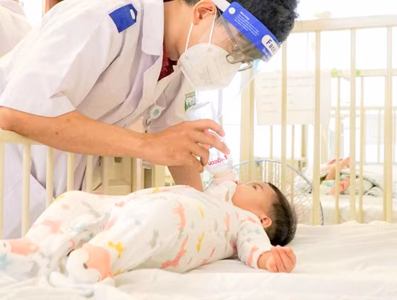 Tiếp sức đội ngũ y, bác sĩ cùng chăm sóc các bé còn có tình nguyện viên, sinh viên y khoa. Nguyễn Trần Khen, sinh viên năm 4, Trường Đại học Y khoa Phạm Ngọc Thạch, chia sẻ: “Sự trong sáng, ngây thơ của các bé là nguồn động lực để chúng tôi thêm yêu nghề, yêu trẻ”