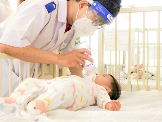 Tiếp sức đội ngũ y, bác sĩ cùng chăm sóc các bé còn có tình nguyện viên, sinh viên y khoa. Nguyễn Trần Khen, sinh viên năm 4, Trường Đại học Y khoa Phạm Ngọc Thạch, chia sẻ: “Sự trong sáng, ngây thơ của các bé là nguồn động lực để chúng tôi thêm yêu nghề, yêu trẻ”