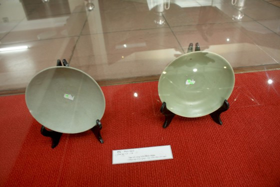 Đĩa men ngọc, thế kỷ 13-14, từ tàu cổ vùng biển Bình Định. Ảnh: NGUYỄN TRANG