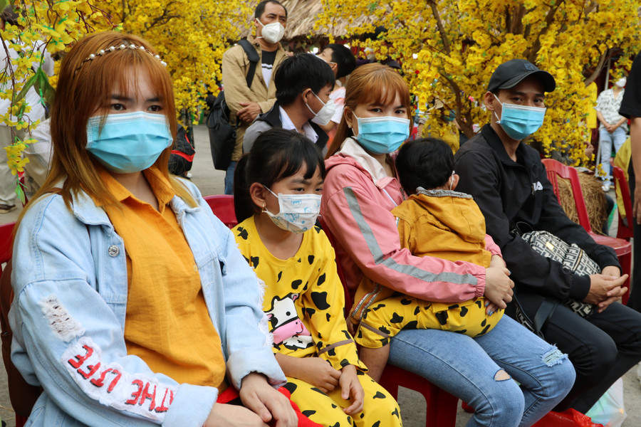 Chị Huỳnh Thị Thanh Hiệp (giữa) cùng chồng với 2 con nhỏ và em gái trước khi lên xe về quê ở huyện Nghĩa Hành (tỉnh Quảng Ngãi). Ảnh: Lê Thanh