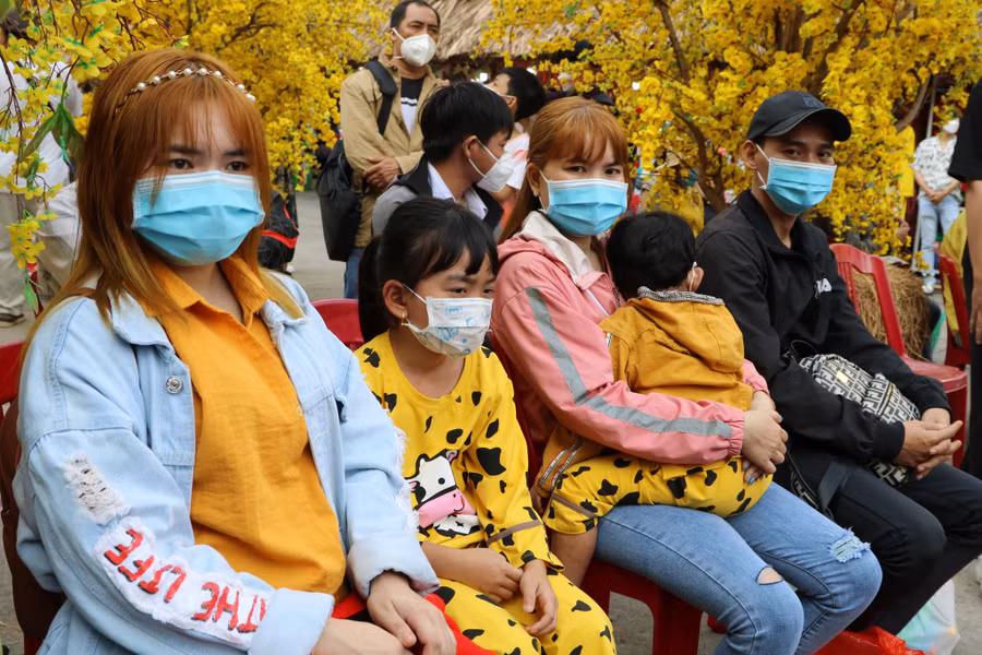 Chị Huỳnh Thị Thanh Hiệp (giữa) cùng chồng với 2 con nhỏ và em gái trước khi lên xe về quê ở huyện Nghĩa Hành (tỉnh Quảng Ngãi). Ảnh: Lê Thanh