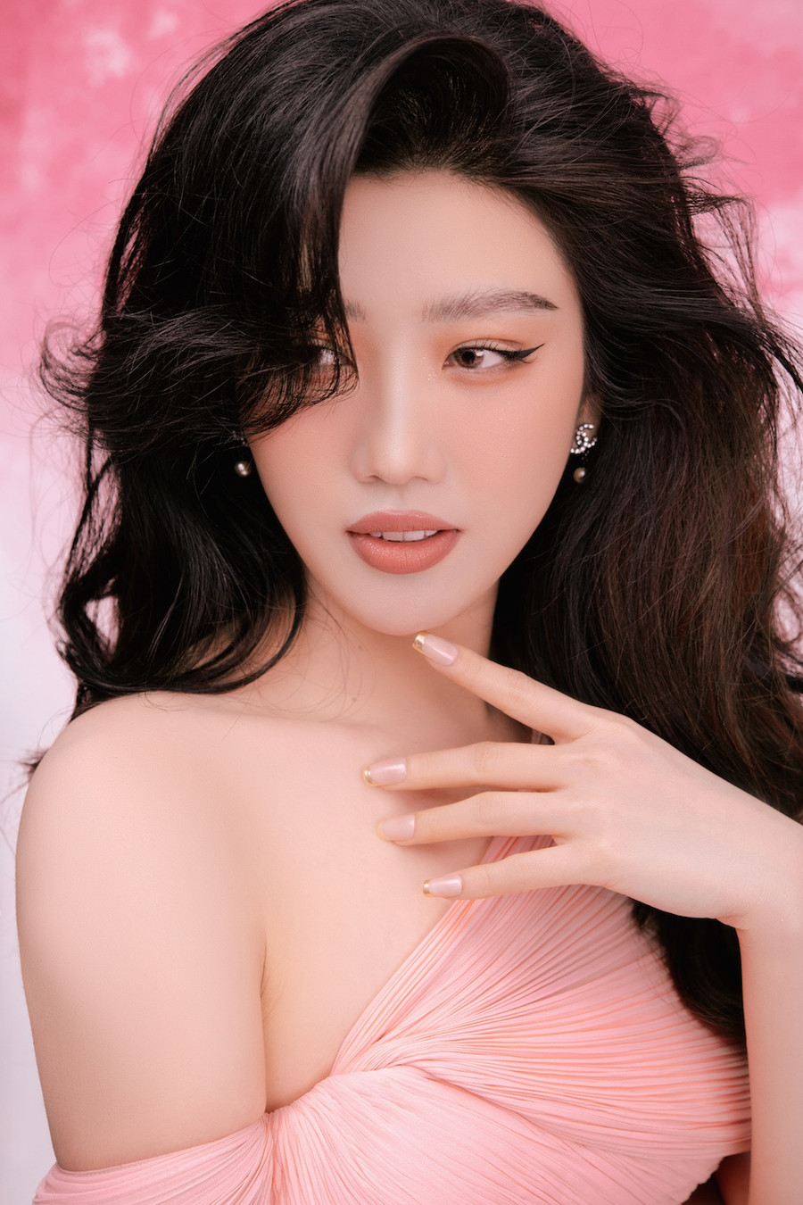 Không khó hiểu khi cô được gọi tên chiến thắng tại hạng mục Nghệ sĩ đột phá cũng như có mặt tại đề cử Nghệ sĩ của năm tại lễ trao giải Vietnam Entertainment Awards 2021. Ảnh: NVCC